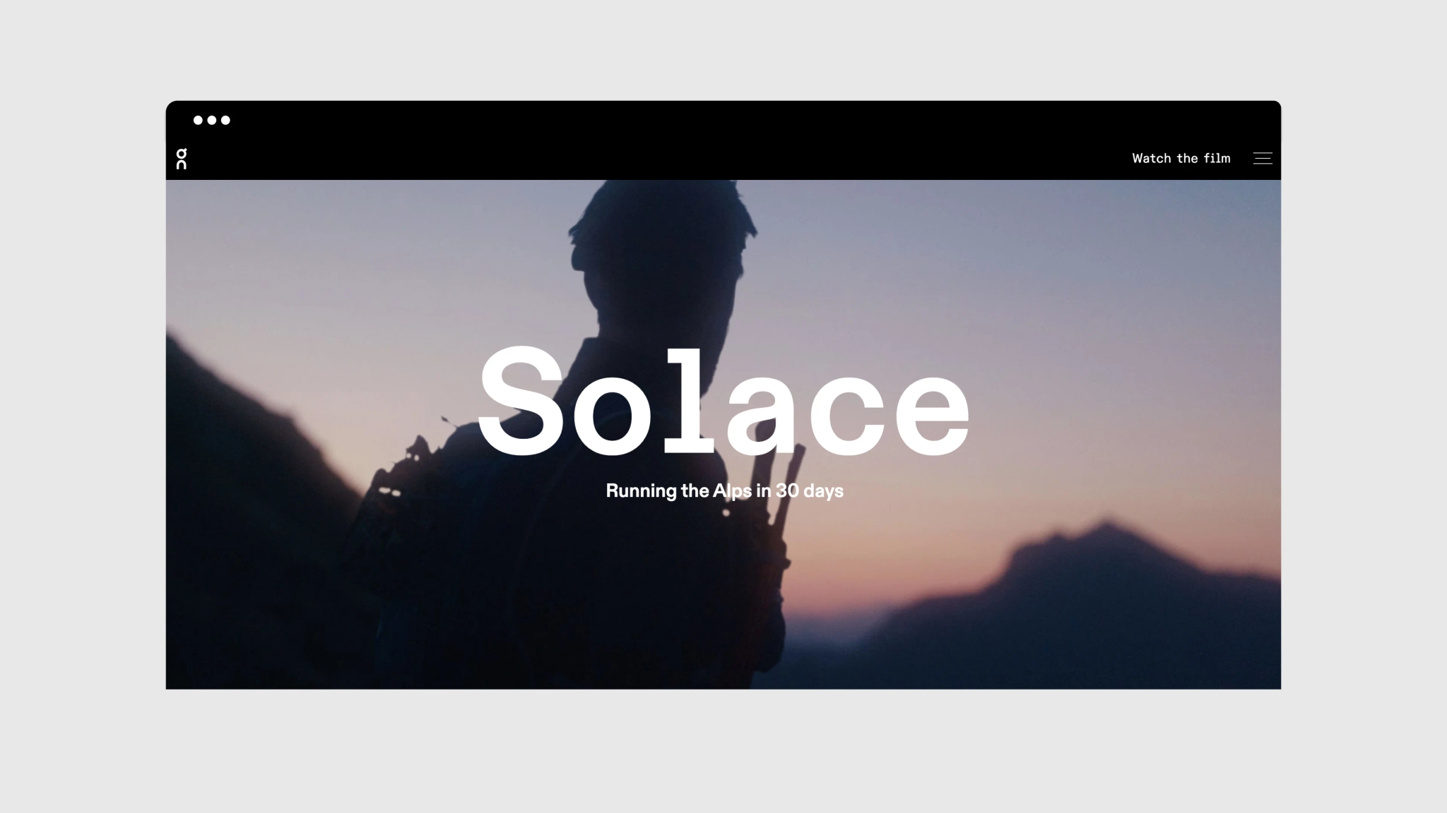 Mockup på hemsida med en header som täcker hela bilden, solnedgång och svart silhuett med ordet "Solace" skrivet