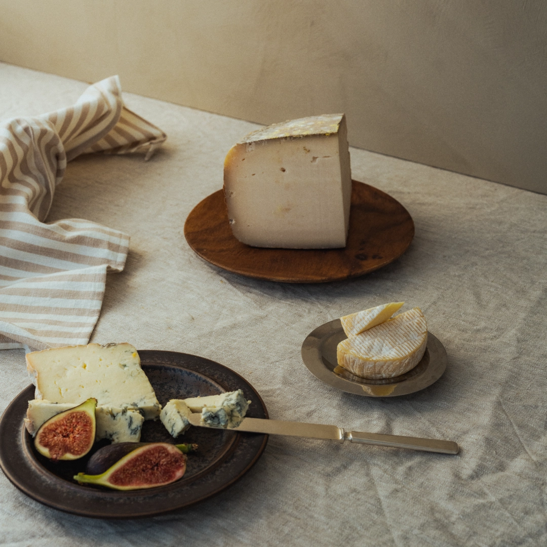 Table with cheese on plates - Ny Studio